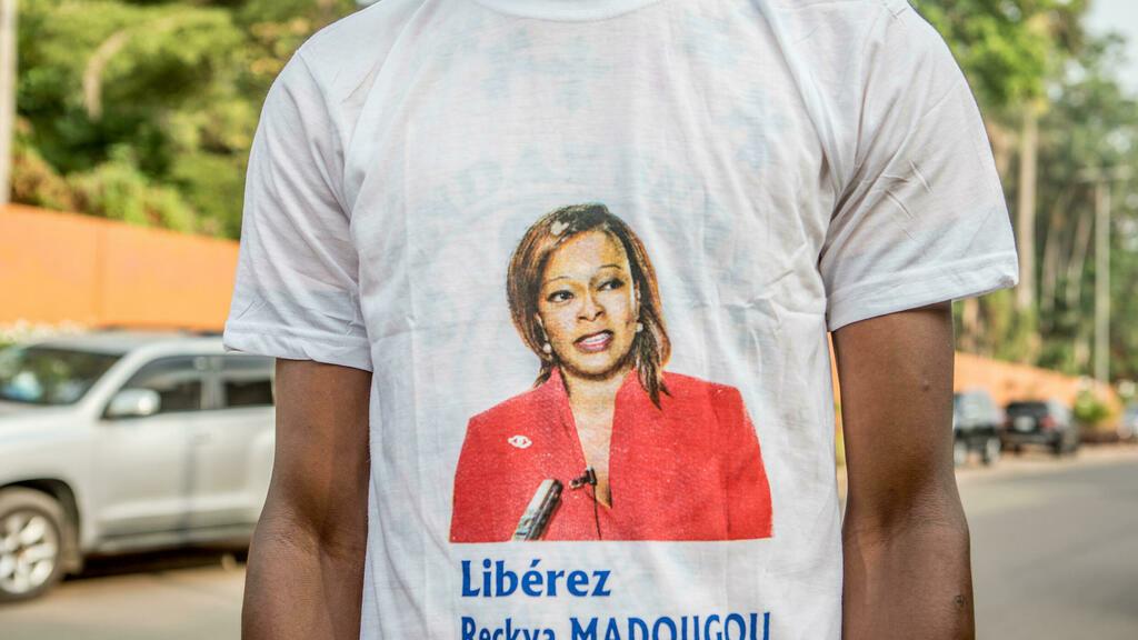 Les militants de Reckya Madougou tout habillé en tee-shirt blanc sont dans la rue devant la CRIET Cour de Repression des Infractions Economiques et du Terrorisme, à Porto-novo. Le procès de Reckya Madougou s’ouvre ce vendredi 10 décembre 2021 à Porto-novo à la CRIET Cour de Repression des Infractions Economiques et du Terrorisme. Photo prise par Yanick Folly pour l’AFP