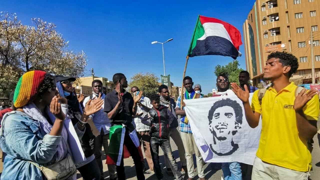 Demonstrators chant slogans during a protest demanding civilian rule in the « Street 40 » of the Sudanese capital&rsquo;s twin city of Omdurman on January 4, 2022. – Hundreds of Sudanese anti-coup protesters rallied on January 4 chanting slogans against the military as security forces deployed in Khartoum and neighbouring cities, days after the resignation of the country&rsquo;s civilian premier. (Photo by AFP)