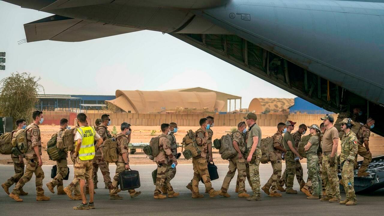 FILE – French Barkhane force soldiers who wrapped up a four-month tour of duty in the Sahel leave their base on a US Air Force C130 transport plane in Gao, Mali, June 9, 2021. French President Emmanuel Macron announced at a press conference Thursday Feb. 17, 2022 that he is withdrawing French troops from Mali. France intends to maintain its military operations to fight Islamic extremism in other countries in Africa&rsquo;s broader Sahel region. (AP Photo/Jerome Delay, File)