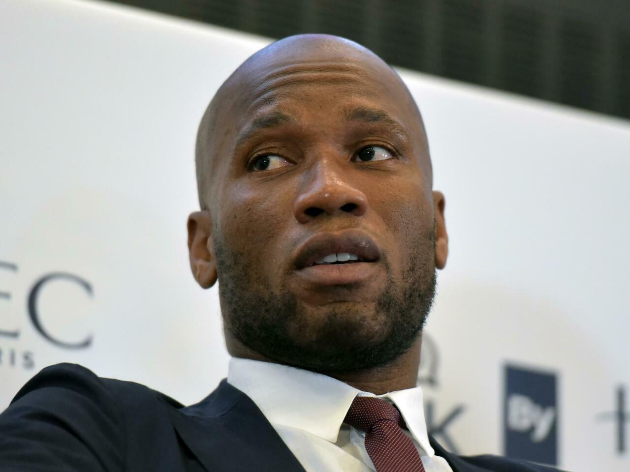 L&rsquo;ancien attaquant international ivoirien Didier Drogba(M),invite du CEO Talk,rendez-vous du business avec des top managers organise par le bureau Afrique de l&rsquo;ouest et Centrale D&rsquo;HEC Paris.parle le 12 septembre 2019 a la maison de l&rsquo;entreprise a AbidjanL&rsquo;ancien attaquant international Didier Drogba a laissé clairement entendre jeudi qu&rsquo;il souhaite se porter candidat à la présidence de la Fédération ivoirienne de football (FIF), expliquant sa « vision ».Questionné sur ce sujet lors d&rsquo;une rencontre avec des hommes d&rsquo;affaires à Abidjan, l&rsquo;ex-capitaine des Elephants ivoiriens a confié que son ancien club de Chelsea lui avait proposé de revenir comme entraîneur..