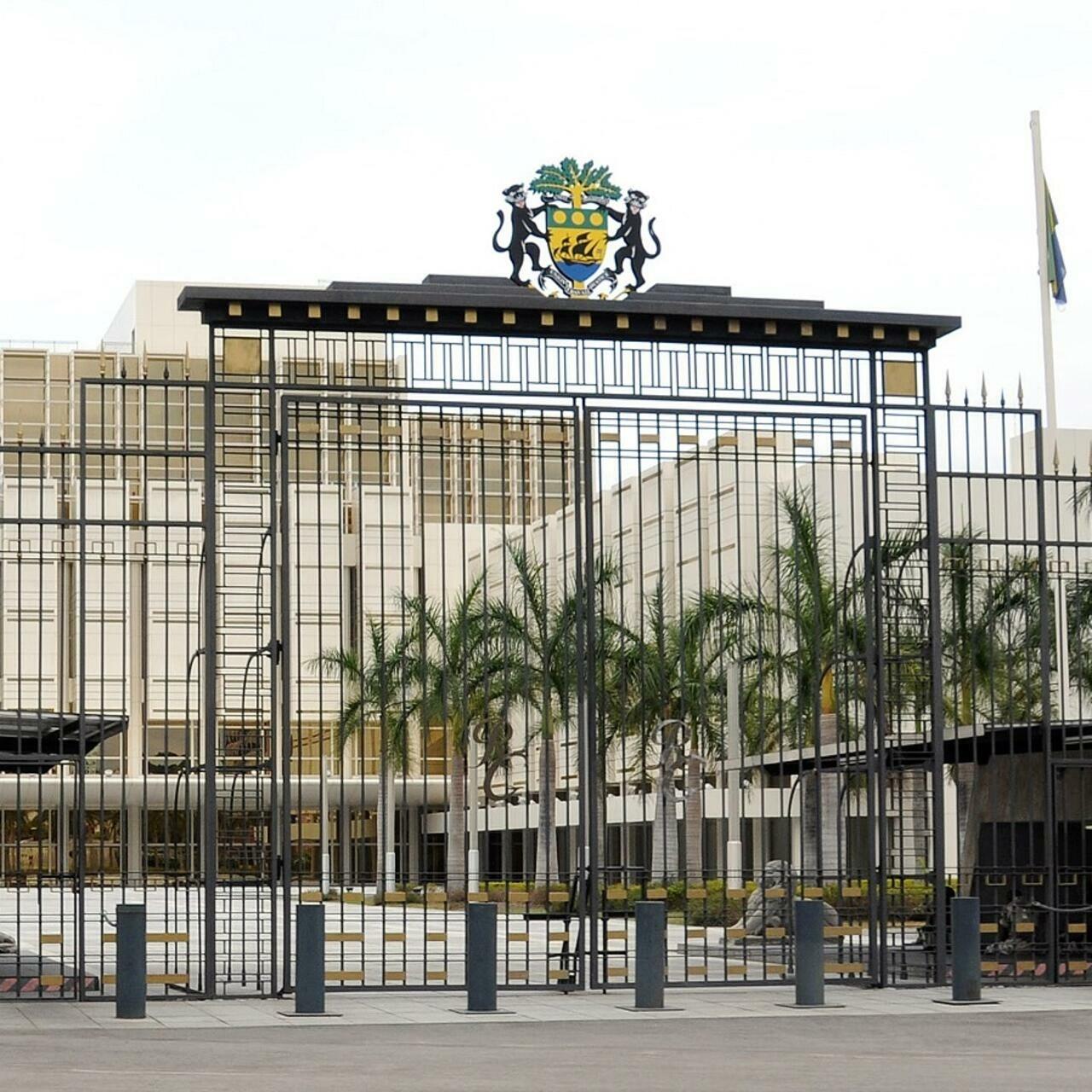 (FILES) This file photo taken on August 22, 2009 ahead of the presidential election shows the entrance to the presidential palace in Libreville. – Gabon soldiers on state radio early January 7, 2019 called on the people to « rise up » and announced a « national restoration council » would be formed, as an ailing President is out of the country. Shots were heard in the around state television headquarters in the centre of the capital at about the same time as the message was read at 6:30 am. (Photo by – / AFP) / ALTERNATIVE CROP