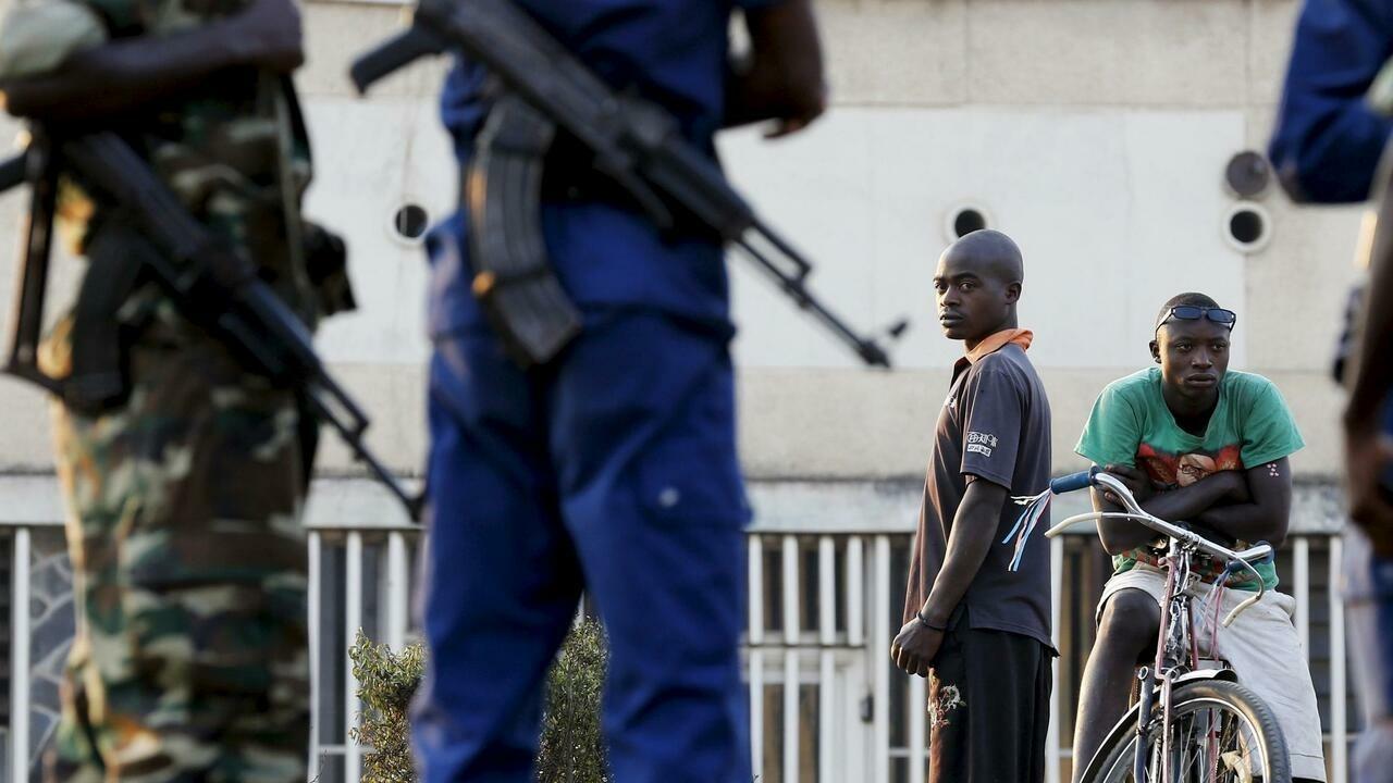 Residents look on as police and soldiers guard a voting station in Burundi&rsquo;s capital Bujumbura during the country&rsquo;s presidential elections, July 21, 2015. A policeman and civilian were killed in overnight clashes hours before the start of Burundi&rsquo;s presidential elections, already hit by opposition boycotts and protests over President Pierre Nkurunziza&rsquo;s decision to run for a third term. REUTERS/Mike Hutchings TPX IMAGES OF THE DAY TPX IMAGES OF THE DAY
