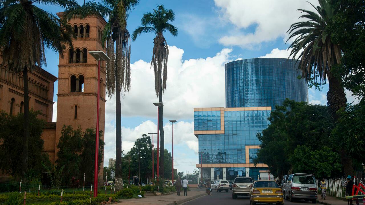 (FILES) This file photograph taken on January 13, 2021, shows a general view of Lubumbashi eastern Democratic Republic of Congo (DRC), the second-largest city in DRC and its economical capital through mining activity. – Separatist insurgents attacked two military camps in the Democratic Republic of Congo&rsquo;s main mining centre of Lubumbashi on February 14, 2021, civil society sources said. The city is « still not calm » after the attacks by the Bakata Katanga militia, Fortune Mbayo, an official of a network of civil society groups, told AFP. An official source said « the situation is still confused », and residents reported the sounds of gunfire in several districts. (Photo by Samir TOUNSI / AFP)