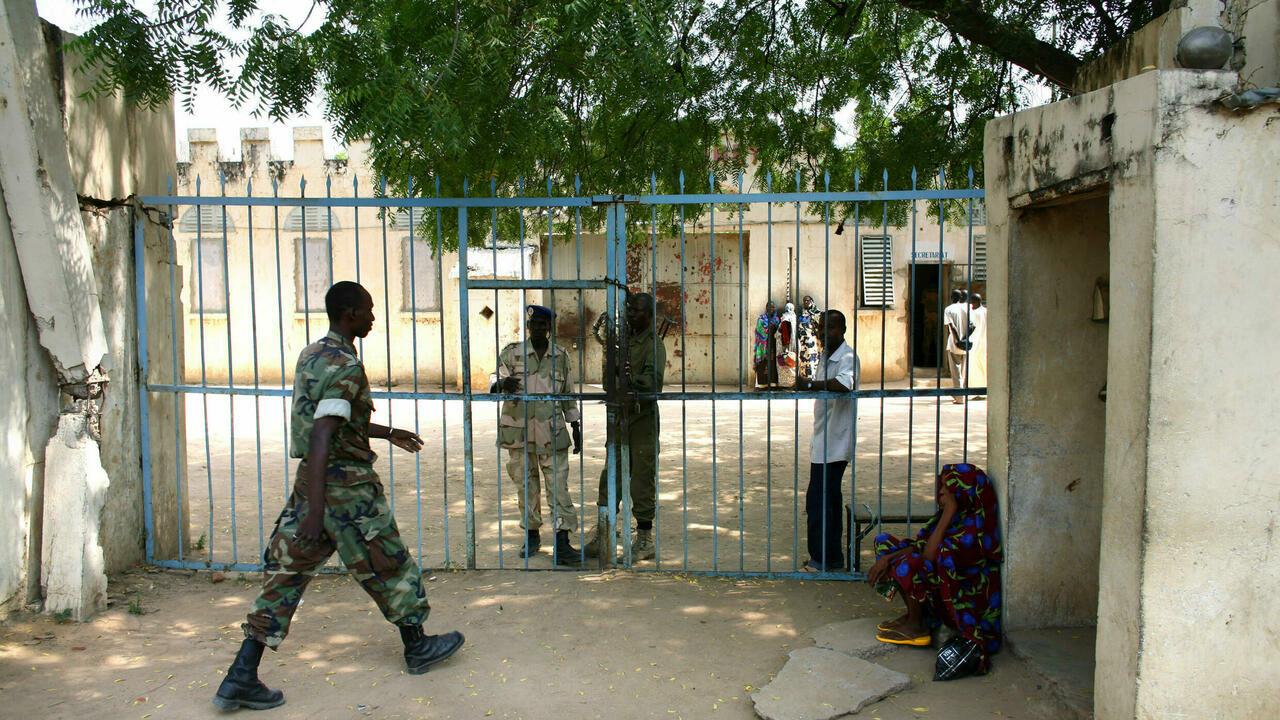 Chadian gendarmes stand guard at one of the gates of the jail in N&rsquo;Djamena, 09 November 2007. Three Spanish air crew and a Belgian pilot were freed on Friday on the orders of Chadian prosecutors investigating a French charity&rsquo;s bid to fly 103 children out of the country. Spaniards, pilot Augustin Rey, co-pilot Sergio Munoz and cabin steward Daniel Gonzalez, walked free from Ndjamena prison and their lawyer, Jean-Bernard Padare, told AFP his next concern was Belgian Jacques Wilmart, hospitalised at France&rsquo;s military base in Chad&rsquo;s capital. AFP PHOTO / THOMAS COEX (Photo by THOMAS COEX / AFP)