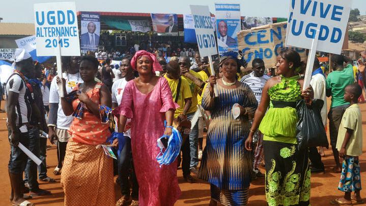 Supporters of the Guinean Union for Democracy and Development (UGDD) opposition party demonstrate during a rally by opposition parties at the Bonfi stadium in Conackry on January 22, 2015. Thousands of Guinean opposition’s supporters gathered today in the capital, demanding « everything but Alpha » Conde in the presidential election expected before the end of the year, a journalist from AFP reported. AFP PHOTO / BINANI (Photo by BINANI / AFP)