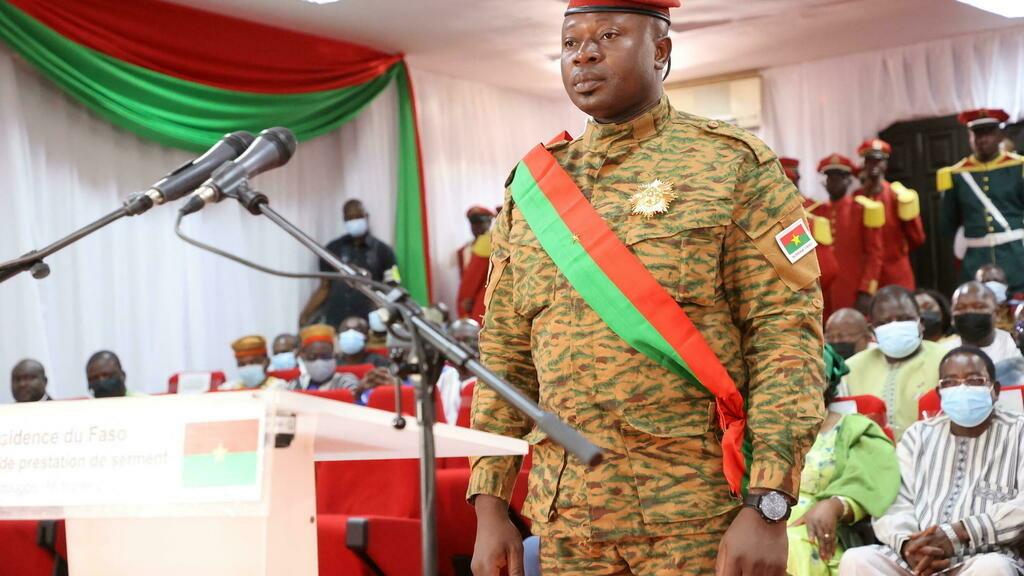 Lieutenant Colonel Paul-Henri Damiba, leader of the military junta that overthrew Burkina Faso’s president in January, prepares to be sworn in as head of state during a ceremony in Ouagadougou, Burkina Faso February 16, 2022. Burkina Faso Presidency Press Service/Handout via REUTERS ATTENTION EDITORS – THIS IMAGE HAS BEEN SUPPLIED BY A THIRD PARTY. NO RESALES. NO ARCHIVES.