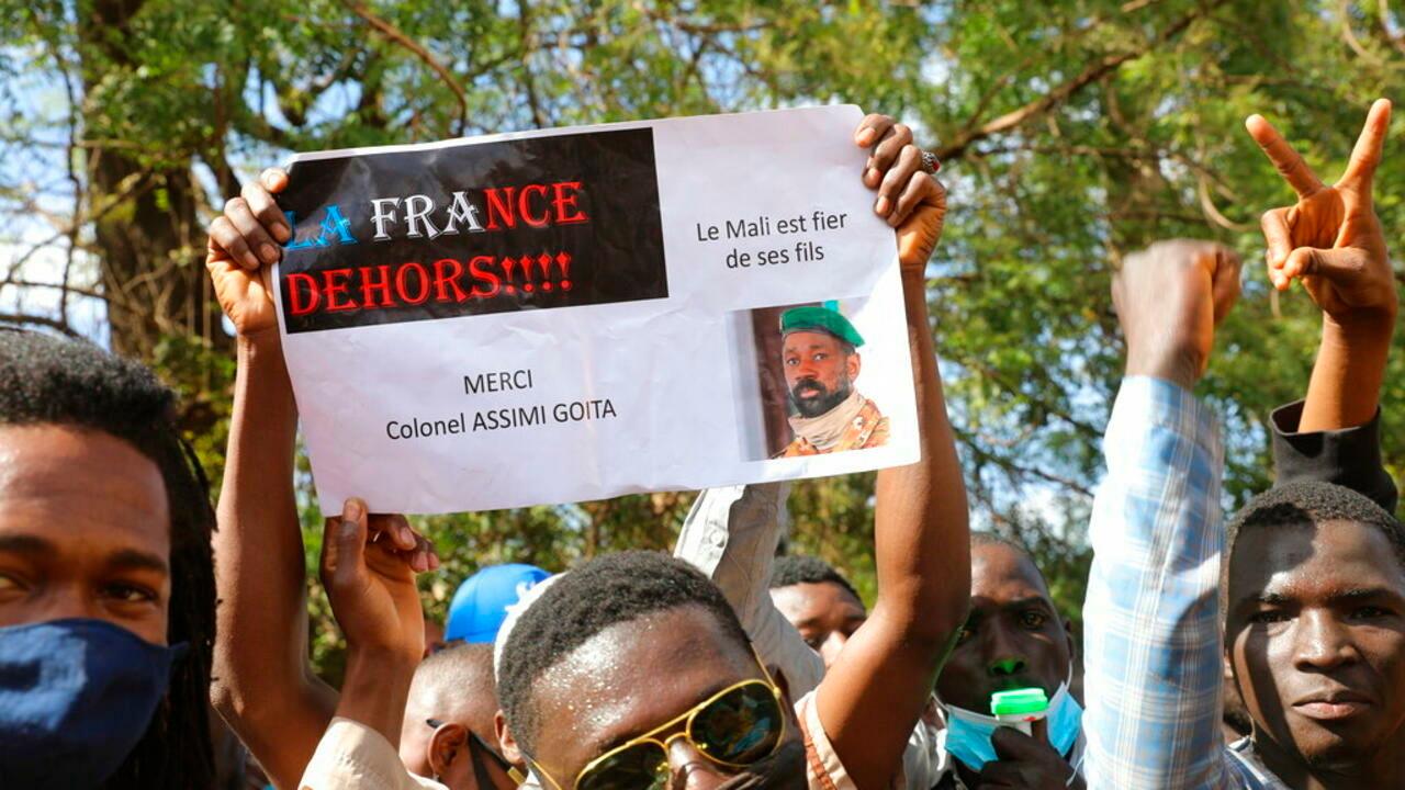 Thousands join a government-sponsored rally in Mali’s capital Bamako Friday Jan. 14, 2021 to protest new regional economic sanctions and growing pressure from former coloniser France, after Mali’s military ruler pushed back promised elections by four years. Sign reads: « France Out » , « Mali is proud of its sons » and « Thank you Colonel Assimi Goita. » (AP Photo/Harandane Dicko)