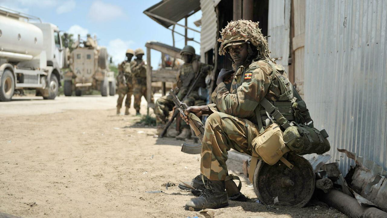 A handout image made available by the African Union Mission to Somalia (AMISOM) on October 5, 2014, shows an Ugandan soldier, belonging to AMISOM, resting in a small settlement six kilometers away from the al-Shabab stronghold of Barawe, in the Lower Shabelle region of Somalia, 200 kilometres (120 miles) southwest of Mogadishu. Somali troops backed by African peacekeepers recaptured the last major port in Somalia held by the al-Shebab, Al-Qaeda’s main affiliate in Africa, removing a key source of revenue for the Islamist militia, officials told AFP. The al-Shebab, exported charcoal through Barawe to Gulf countries, earning at least $25 million (19 million euros) a year from the trade according to UN estimates. AFP PHOTO/AMISOM/TOBIN JONES == RESTRICTED TO EDITORIAL USE – MANDATORY CREDIT « AFP PHOTO / HO / AMISOM » – NO MARKETING NO ADVERTISING CAMPAIGNS – DISTRIBUTED AS A SERVICE TO CLIENTS ==