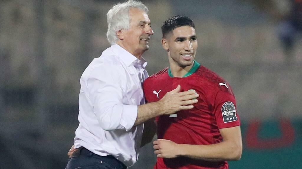 Soccer Football – Africa Cup of Nations – Round of 16 – Morocco v Malawi – Ahmadou Ahidjo Stadium, Yaounde, Cameroon – January 25, 2022 Morocco’s Achraf Hakimi celebrates scoring their second goal with Morocco coach Vahid Halilhodzic REUTERS/Mohamed Abd El Ghany