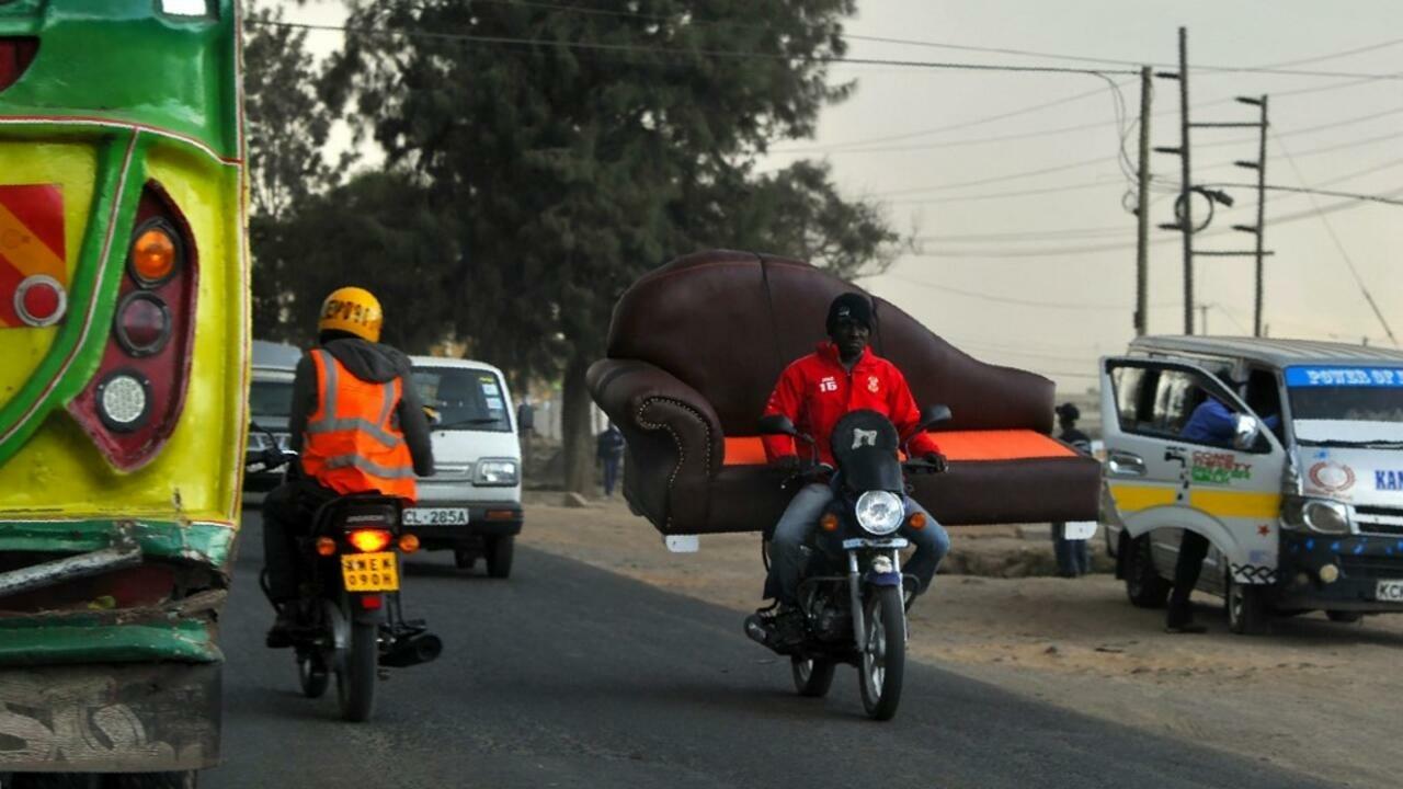A motorbike taxi, commonly refered to as boda-boda, ferries a couch during evening traffic in the Kenyan capital Nairobi September 26, 2018. (Photo by TONY KARUMBA / AFP)