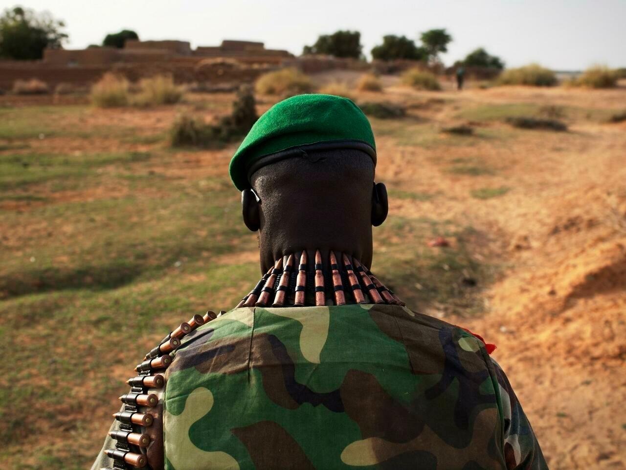 A Malian soldier wears a belt of ammunition around his neck before going to the village of Kadji in Gao March 1, 2013. According to the Malian Army, Kadji was a stronghold of radical Islamist group the Movement for Oneness and Jihad in West Africa (MUJAO) before Malian forces took it back on Thursday. REUTERS/Joe Penney (MALI – Tags: CONFLICT CIVIL UNREST POLITICS MILITARY)