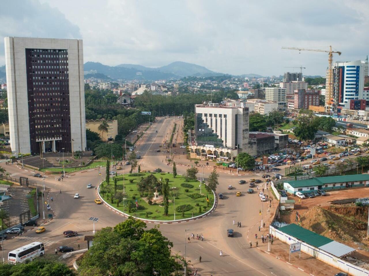 This picture taken on November 22, 2019 shows a general view of the Yaounde’s downtown ahead of the Central African Economic and Monetary Community (CEMAC) extraordinary summit, in Cameroon’s capital Yaounde. – The extraordinary one-day meeting in Yaounde brought together leaders from Cameroon, Chad, the Central African Republic, Equatorial Guinea, Gabon and the Republic of Congo. The summit examined « monetary cooperation with France (and) decided to launch in-depth thinking on the conditions and framework of a new cooperation, » an end-of-summit communique said. (Photo by COLIN DELFOSSE / AFP)