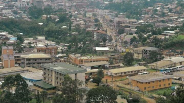 (FILES) This file photo taken on June 16, 2017 shows the city of Bamenda, the Anglophone capital of northwest Cameroon. Four makeshift bombs exploded overnight in the main city in Cameroon’s restive English-speaking region, but no one was injured, officials said pn November 13, 2017. « Four home-made bombs exploded in Bamenda, one at 9:00 pm and the three others at 3:00 am, » said a source close to the security services. / AFP PHOTO / Reinnier KAZE