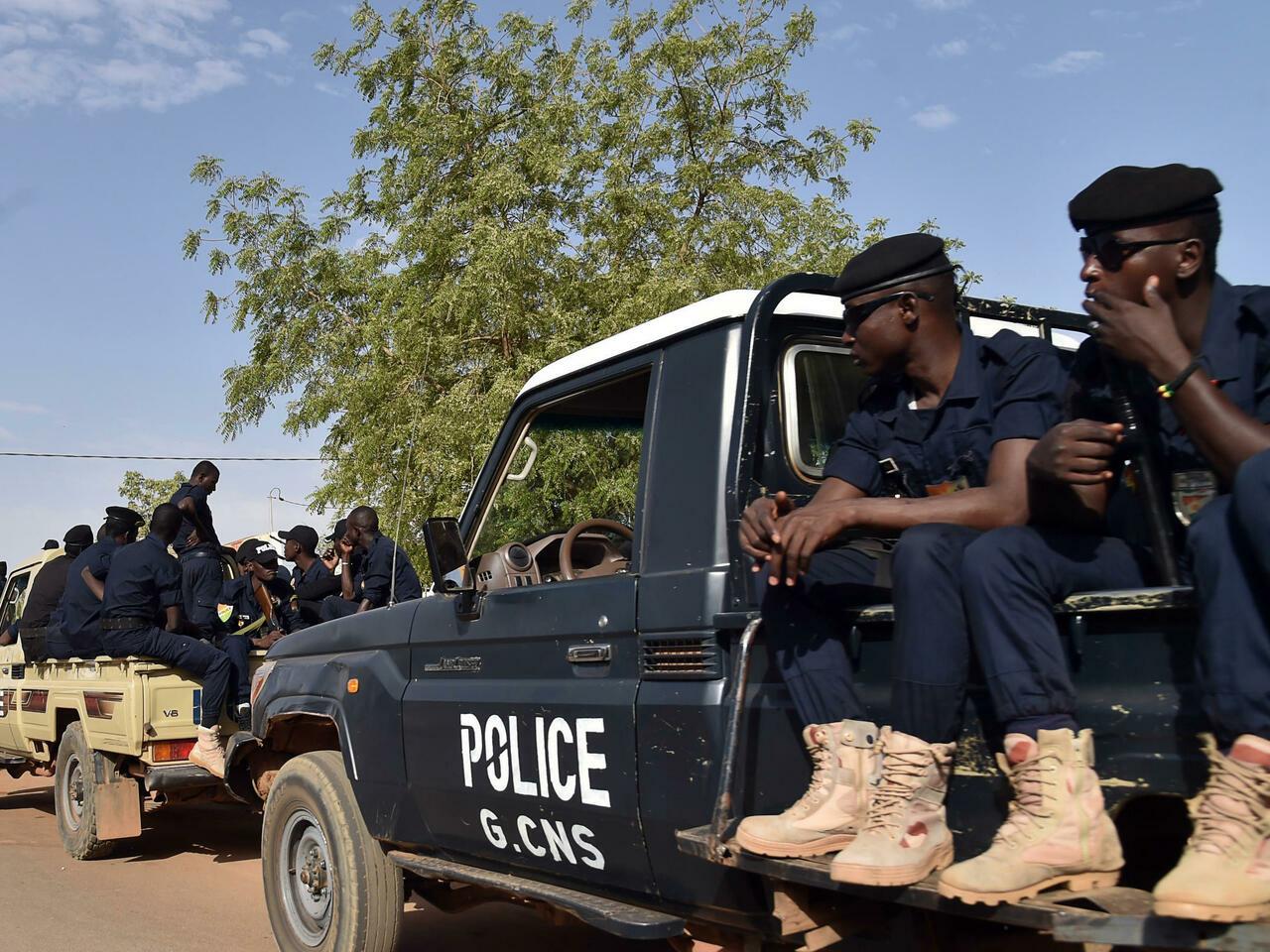 Niger’s police patrols in street in Niamey on March 20, 2016 during the second round of the presidential election. Voters in Niger cast ballots in the country’s first-ever presidential run-off on March 20, 2016, with incumbent Mahamadou Issoufou on track for a second term as the opposition observed a boycott. The election pits 64-year-old Issoufou, a former mining engineer nicknamed « the Lion », against jailed opposition leader Hama Amadou, 66, known as « the Phoenix » for his ability to make political comebacks. / AFP PHOTO / ISSOUF SANOGO