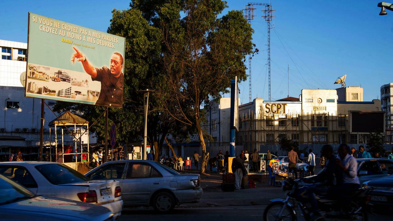 This photo taken on May 22, 2016 in Lubumbashi shows a billboard featuring Democratic of Republic of Congo’s President Joseph Kabila reading « If you do not believe in my words, at least believe in my works. » The opposition in Lubumbashi in the south of the Democratic Republic of Congo declared on May 22 « to organize themselves, » two days after the medical evacuation by plane to South Africa of Moïse Katumbi, opposition presidential candidate for elections to be held later this year. There are fears that Congo’s President Joseph Kabila will delay elections due to be held late this year at the end of his second five-year mandate. / AFP PHOTO / JUNIOR KANNAH