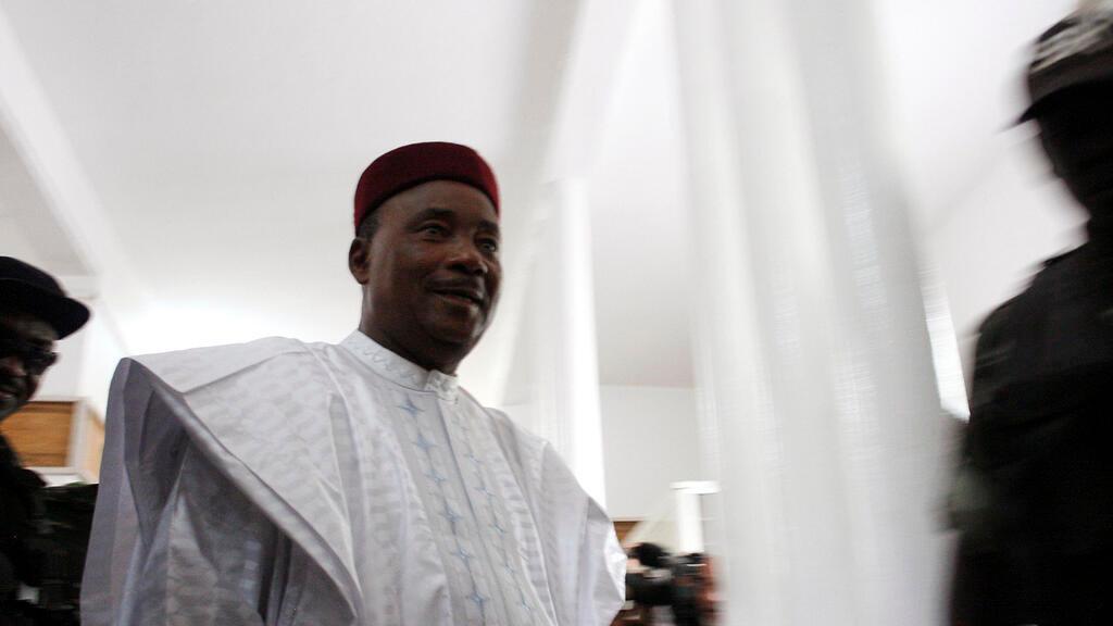 Niger President Mahamadou Issoufou prepares to cast his ballot during elections in Niamey, Niger, Sunday, Feb 21, 2016. Voting has begun in the West African nation of Niger, where Issoufou is touting his record of defending the country from Islamic extremists as he vies against 14 other candidates for a second five-year term. (AP Photo/Gael Cogne)